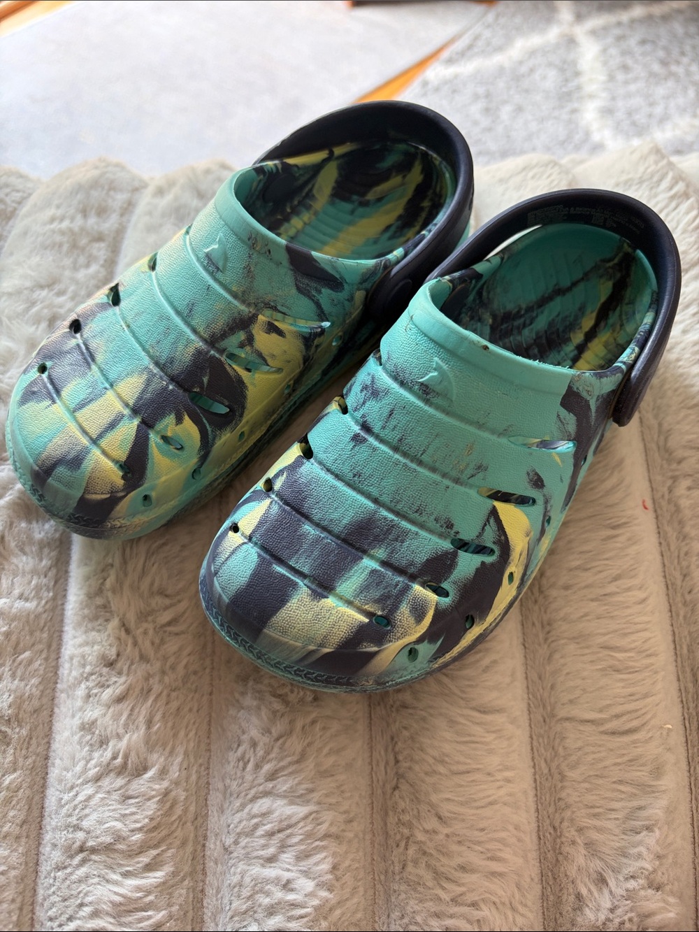 Rugged Shark Aqua Tie-Dye Comfort Clogs - 10